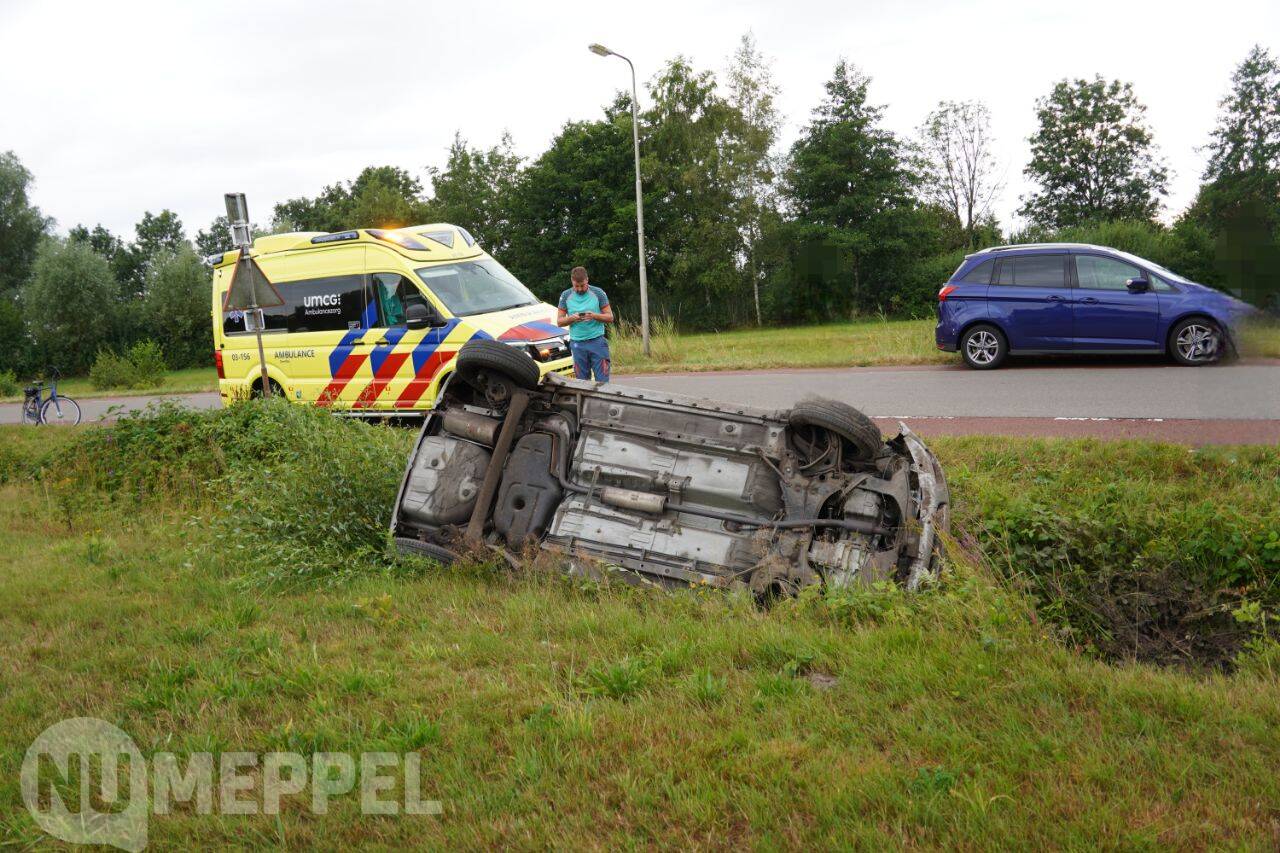 Auto belandt op de kop in sloot na ongeval op Blijdenstein in Ruinerwold