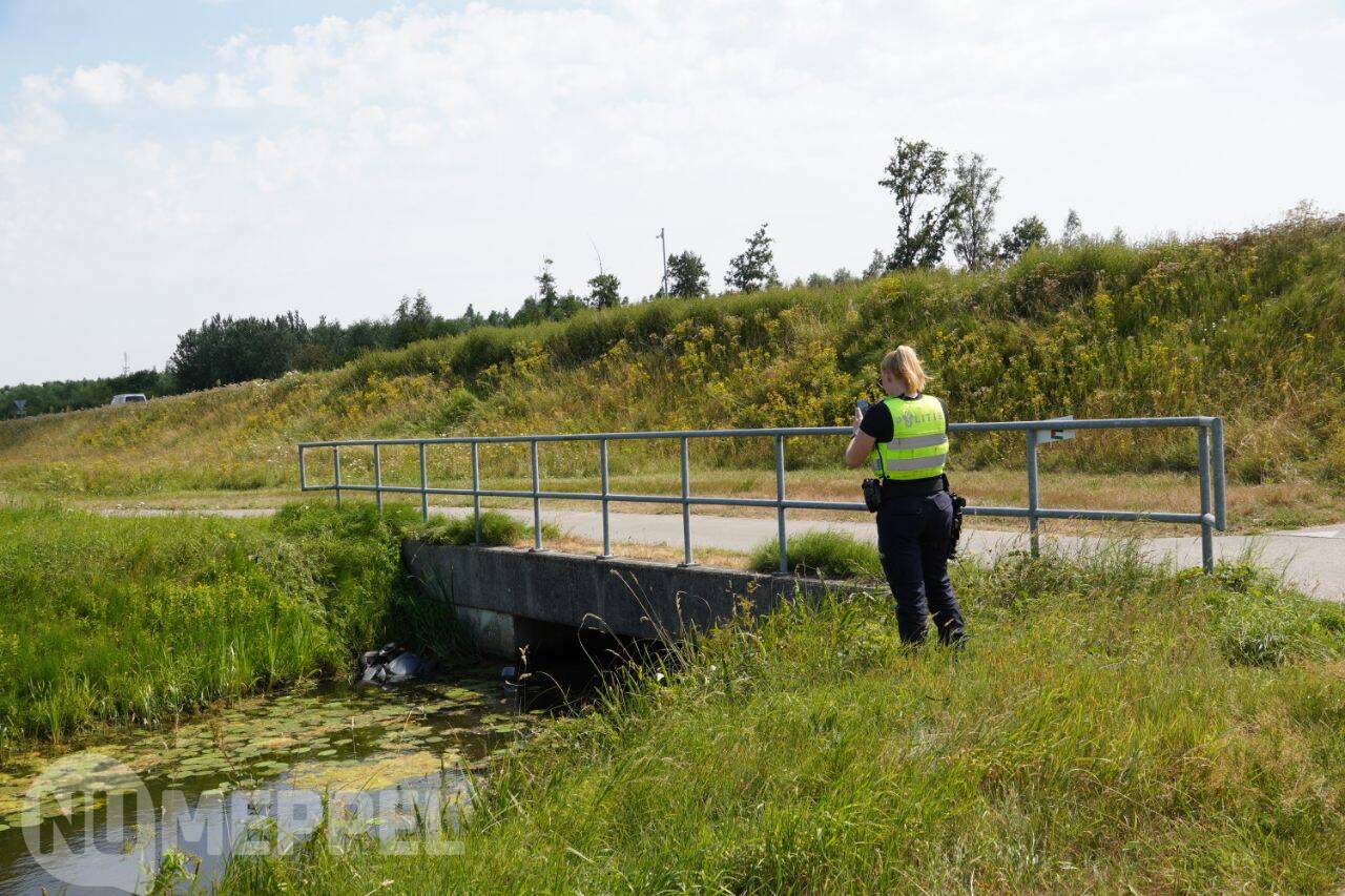 Scooter uit water gehaald langs N375 bij Meppel, politie doet onderzoek