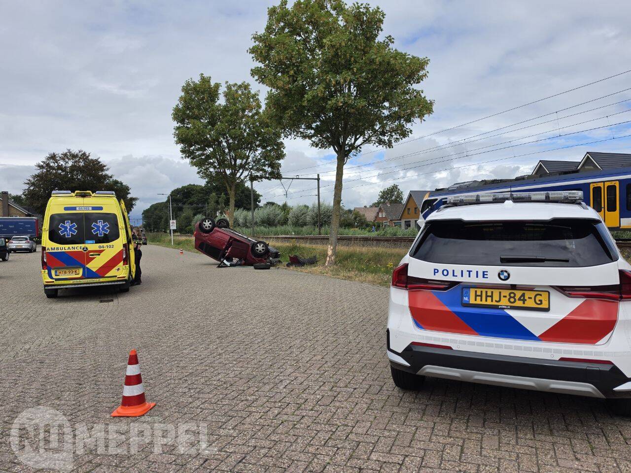 Update: Auto over de kop na botsing met boom in Staphorst